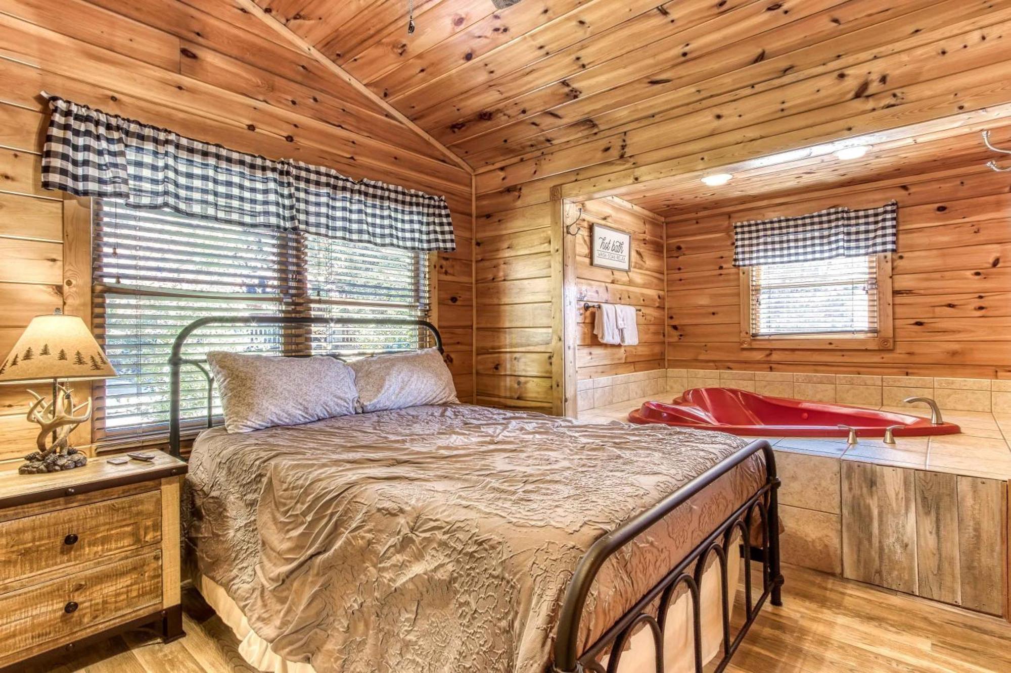 Dog Friendly, Romantic Mtn Getaway Hot Tub Pool Gatlinburg Exterior photo