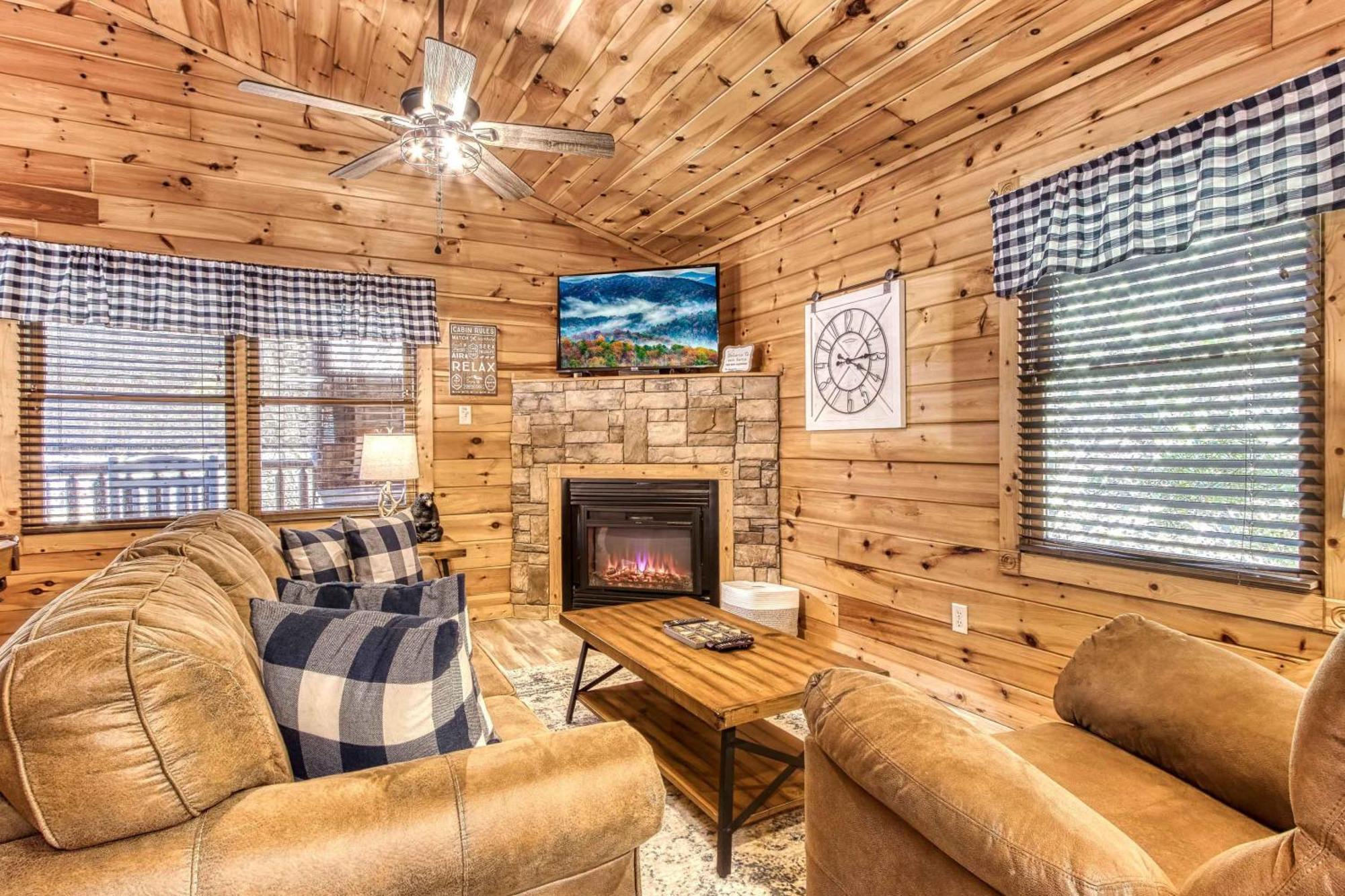 Dog Friendly, Romantic Mtn Getaway Hot Tub Pool Gatlinburg Exterior photo
